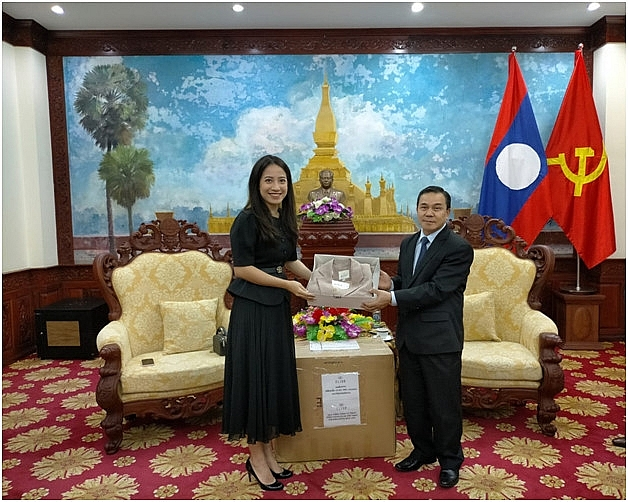 vietnamese enterprise presents ten thousands of high end fashion products to laos women